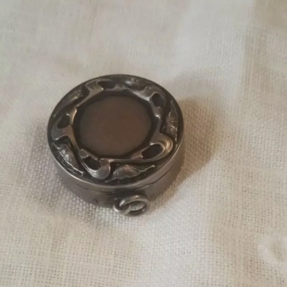 VINTAGE STERLING SILVER PILL BOX PENDANT VERY RARE! - Picture 3 of 3